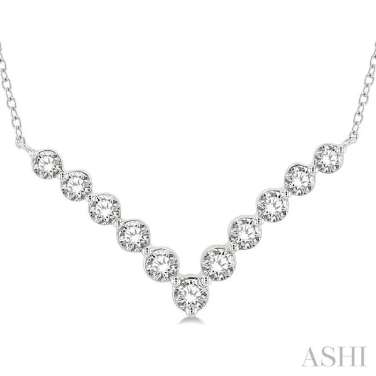 1 Ctw Chevron Round Cut Diamond Necklace in 14K White Gold