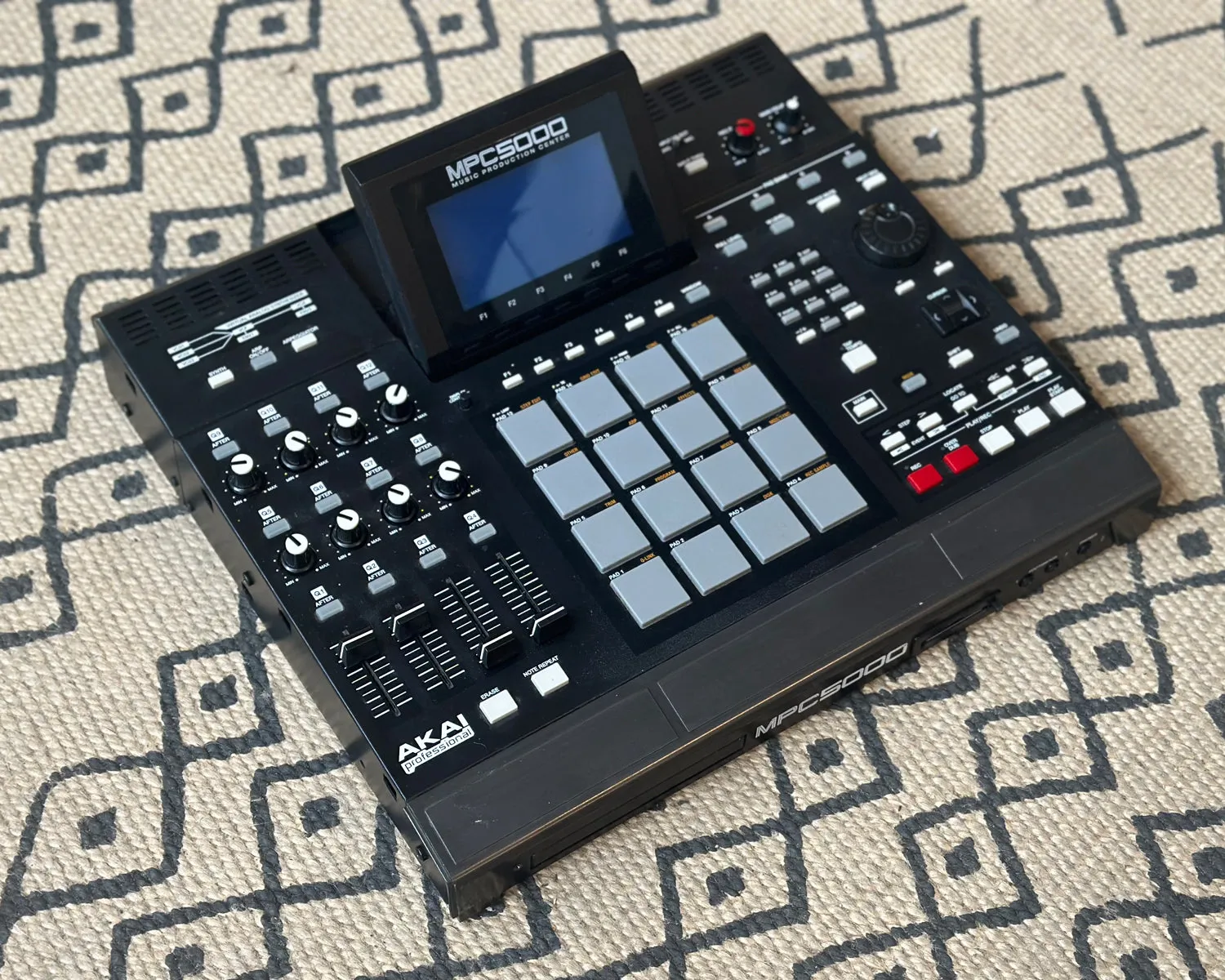 Akai MPC5000 MPC5000 Music Production Drum Machine with Synthesizer

Akai Pro