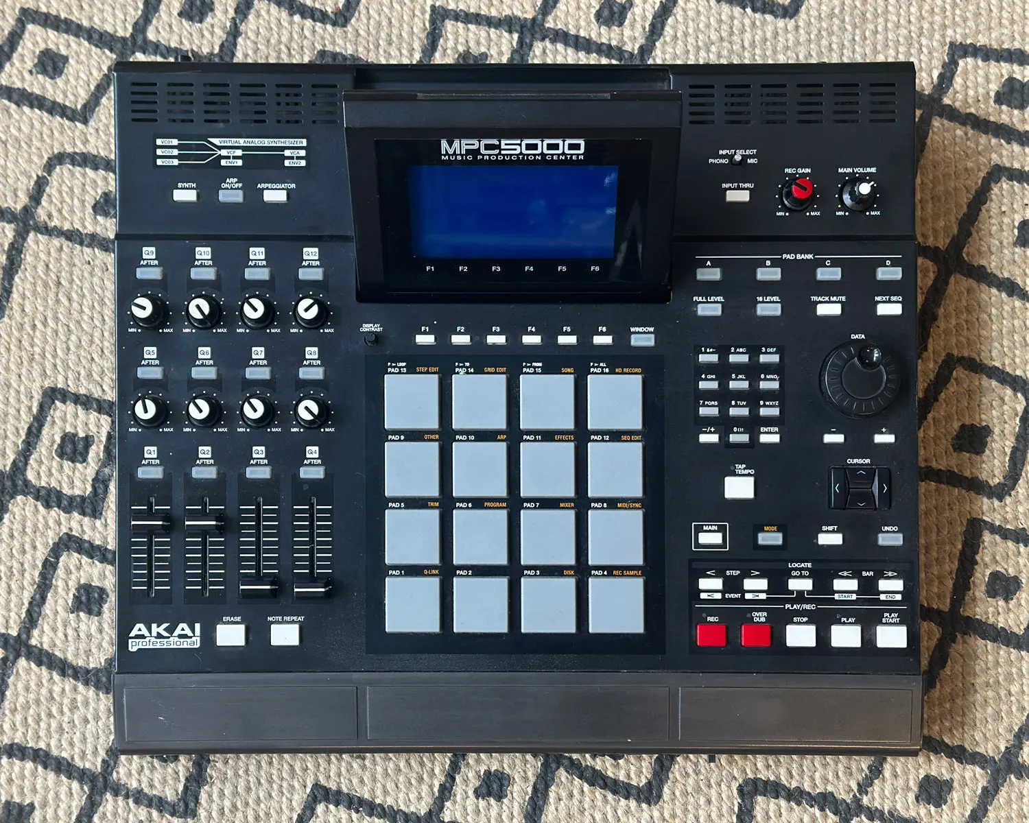 Akai MPC5000 MPC5000 Music Production Drum Machine with Synthesizer

Akai Pro