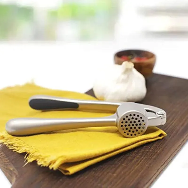 Ergonomic garlic chopper