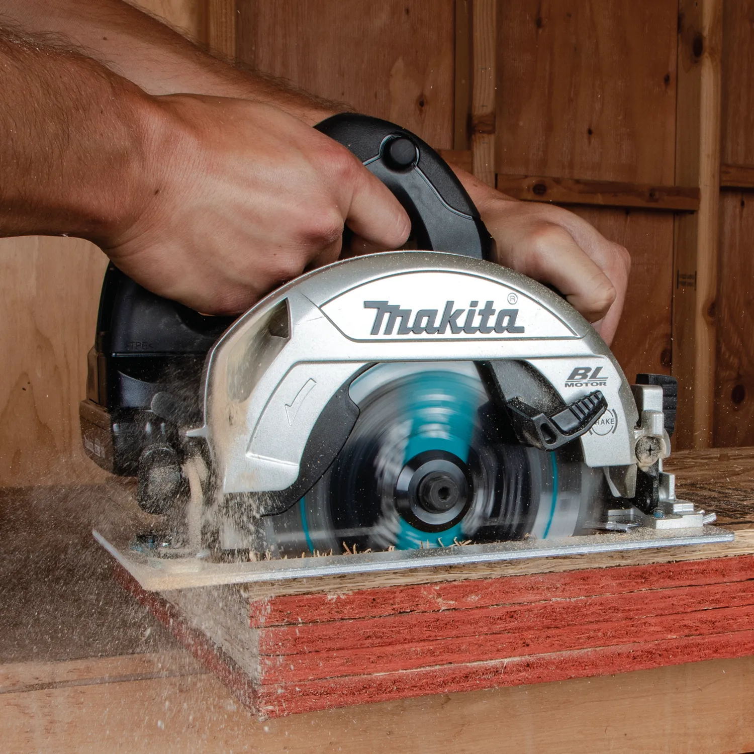 Makita (XSH04RB) 18V LXT® Sub-Compact Brushless 6-1/2” Circular Saw Kit (2.0Ah)